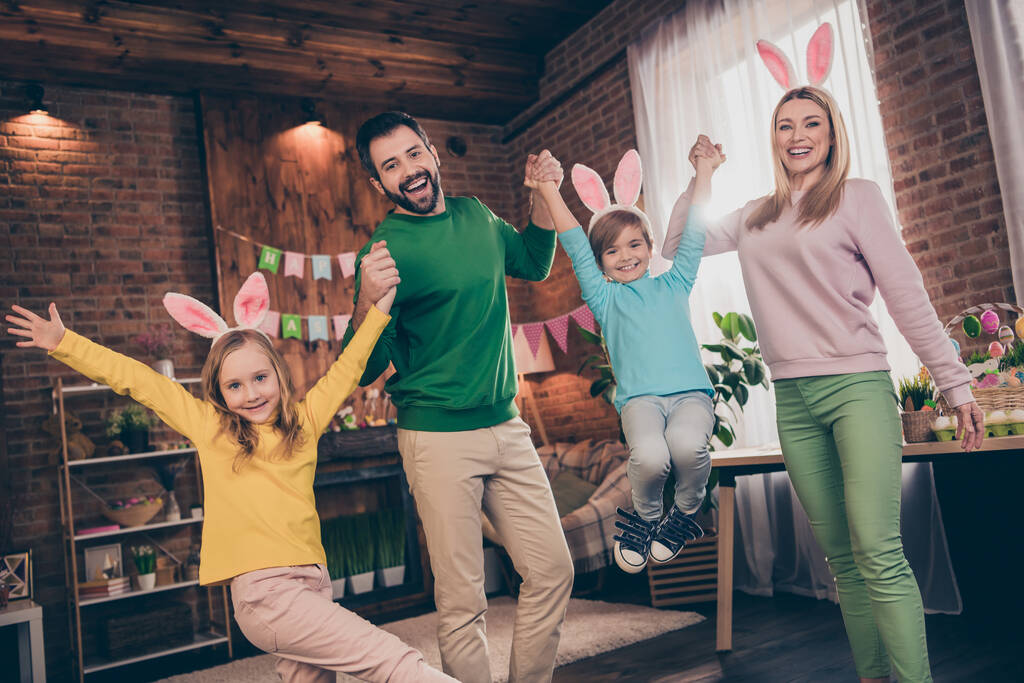 Retrato de atractivo adorable alegre grande familia completa bailando divertirse Pascua fiesta nacional evento ocasión en el interior - Foto, Imagen