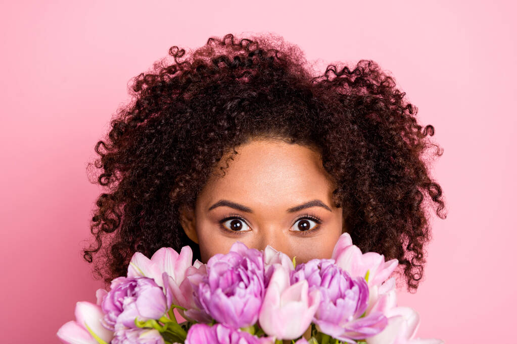 Fotografie mladé rozkošné dívka skrývající se za jarní květinové hodinky dovolená izolované přes růžové barvy pozadí - Fotografie, Obrázek