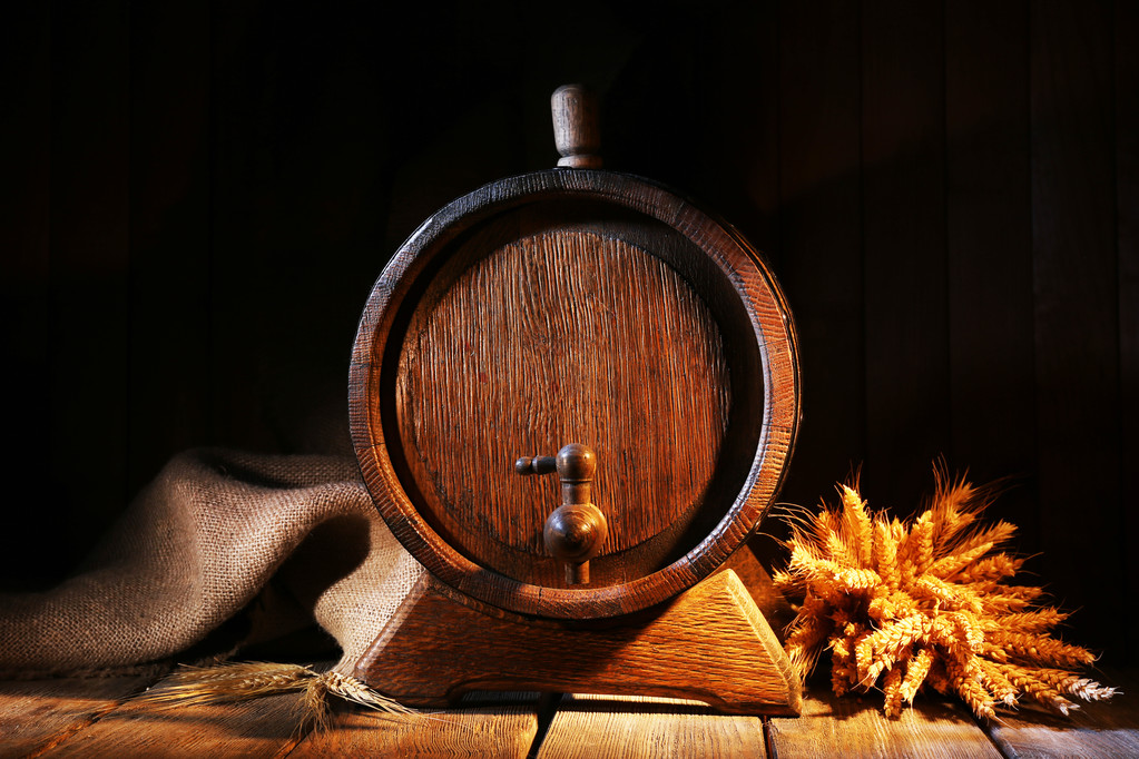 Παλιό βαρέλι με σιτάρι στο τραπέζι σε ξύλινα φόντο - Φωτογραφία, εικόνα