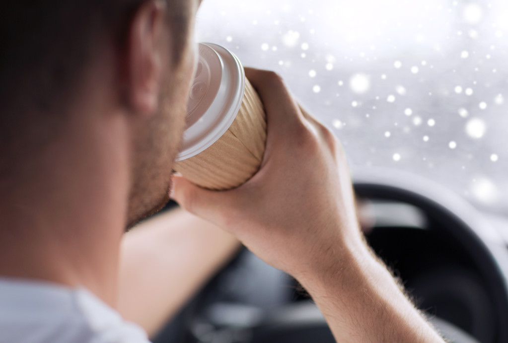 gros plan de l'homme buvant du café tout en conduisant voiture
 - Photo, image