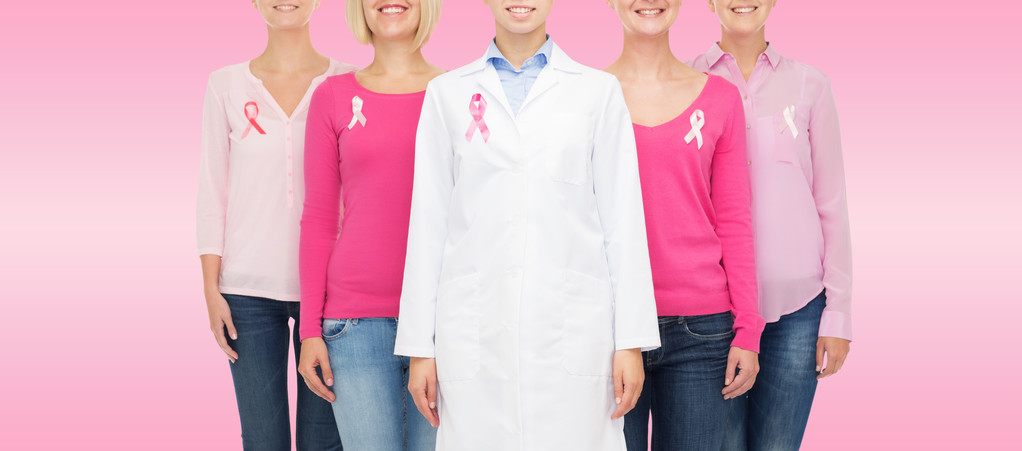 primer plano de las mujeres con cintas de sensibilización contra el cáncer
 - Foto, imagen