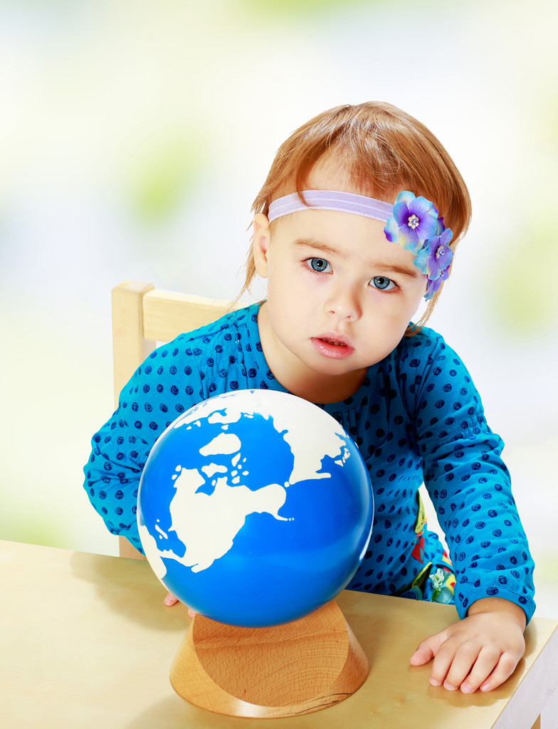 Petite fille examine le globe
. - Photo, image