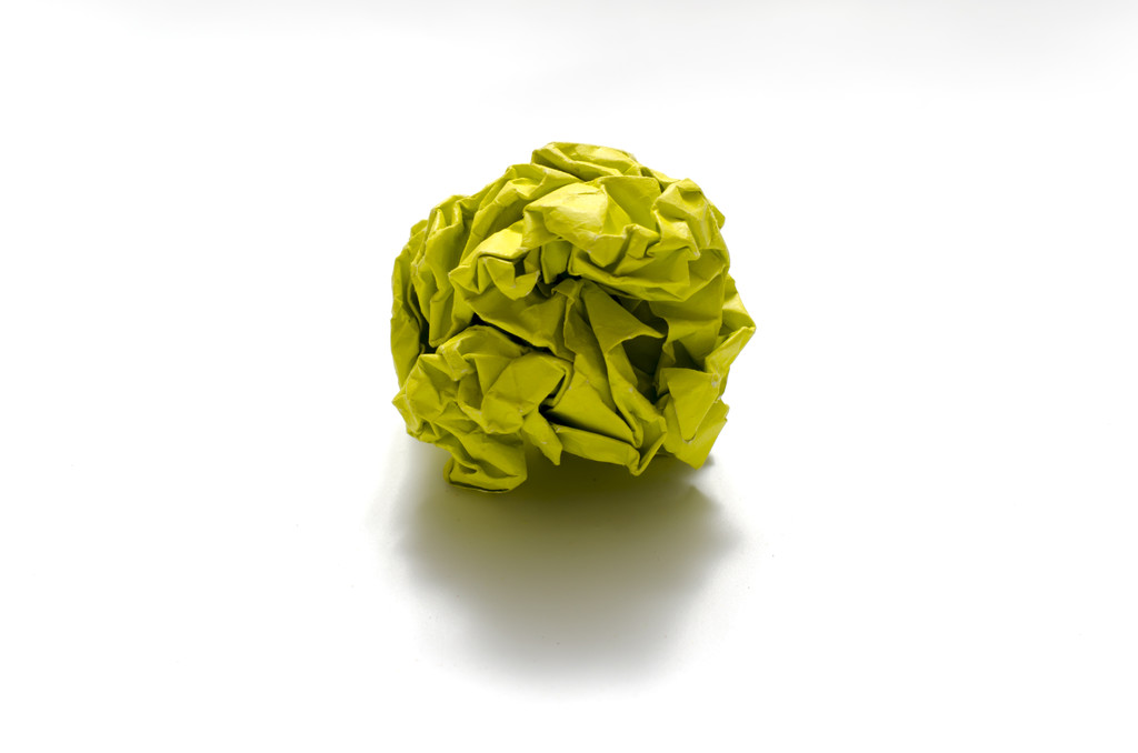 színes Összegyűrt papír labda egy fehér - Fotó, kép