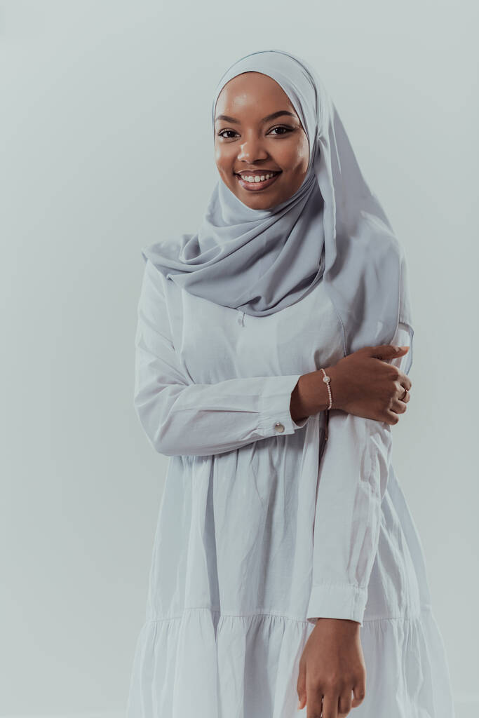 Retrato de jovem moderno muçulmano afro beleza vestindo roupas islâmicas tradicionais no fundo branco. Foco seletivo  - Foto, Imagem