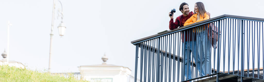 Positiivinen turisteja kiikarit seisoo näkökulmasta kaupungin, banneri  - Valokuva, kuva