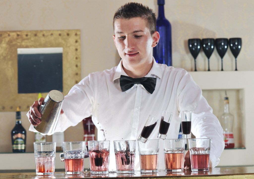 Профессиональный бармен готовит коктейль на вечеринке
 - Фото, изображение