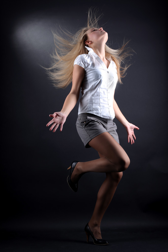 Giovane donna ballerina moderna in azione contro il nero
 - Foto, immagini