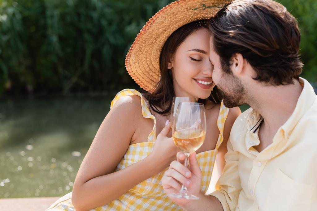 feliz pareja romántica sosteniendo copas de vino al aire libre  - Foto, imagen