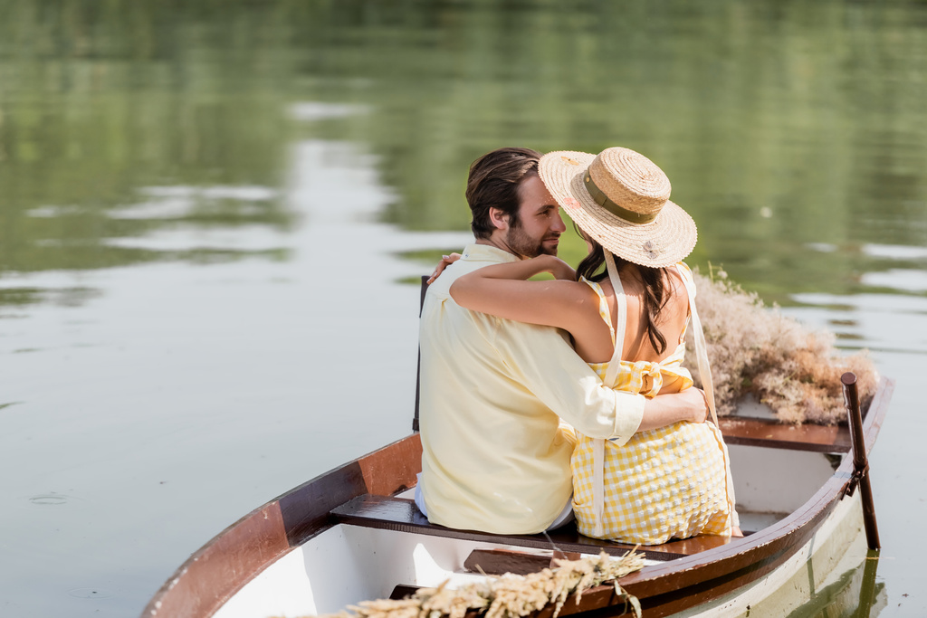 junges Paar umarmt sich bei romantischer Bootsfahrt - Foto, Bild