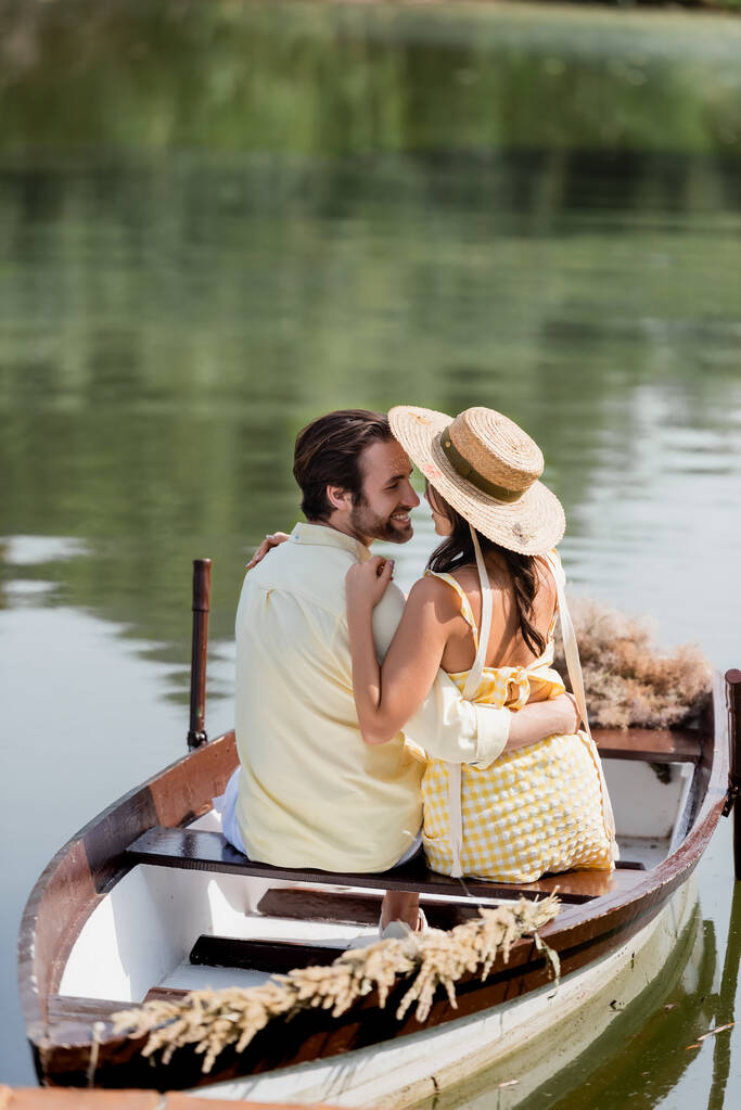 heureux jeune couple câlin pendant romantique bateau balade - Photo, image