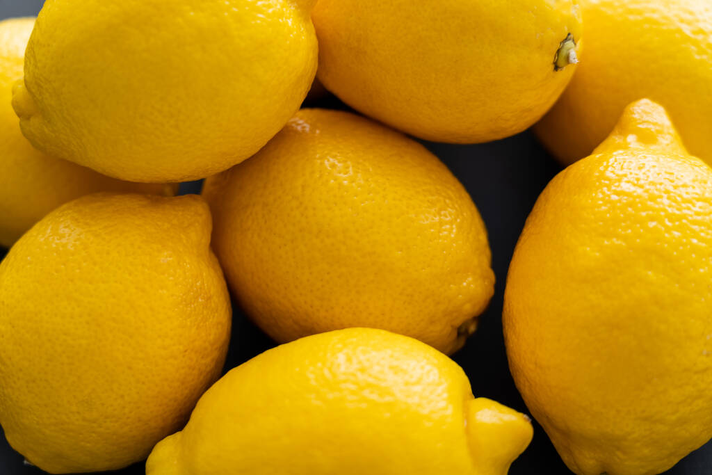 Közelkép a sárga citrom fekete háttér  - Fotó, kép