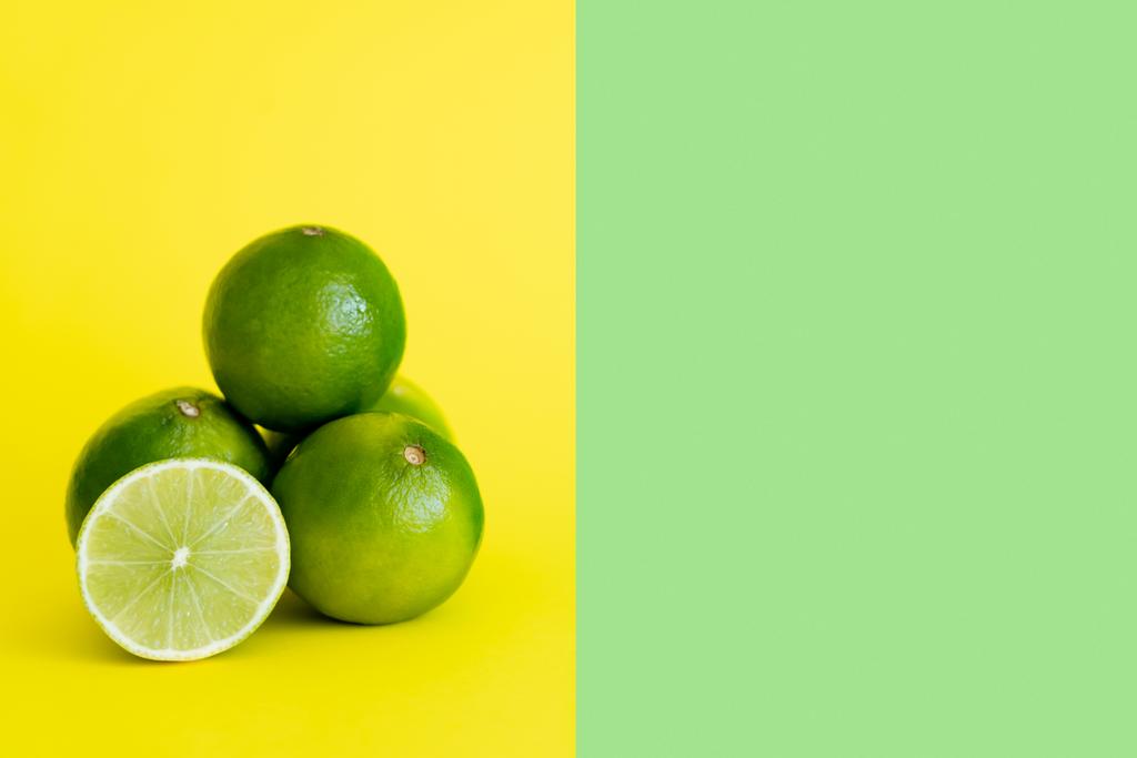 Ζουμερά λάιμ σε κίτρινο και πράσινο φόντο με χώρο αντιγραφής - Φωτογραφία, εικόνα