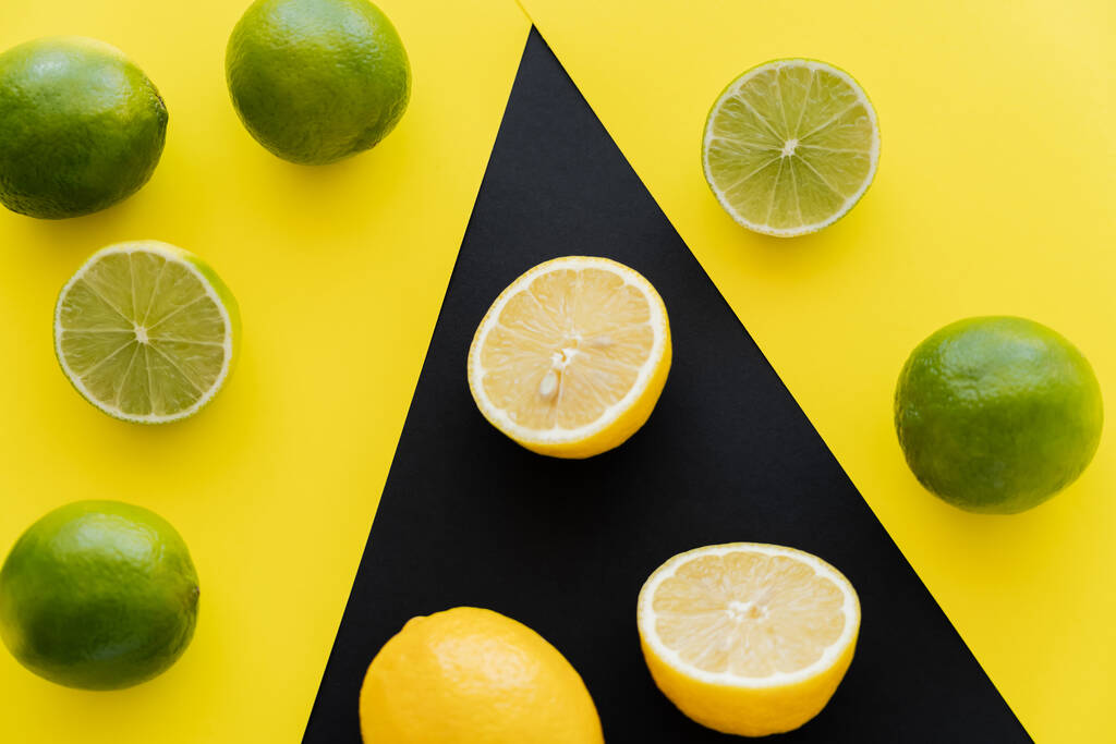 Widok z góry dojrzałych limonek żółty i cytryny na czarnym tle - Zdjęcie, obraz