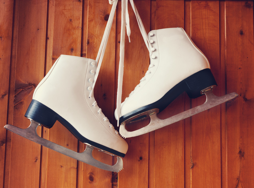 フィギュア スケート、木製の backgro に掛かっている白いアイス スケート - 写真・画像