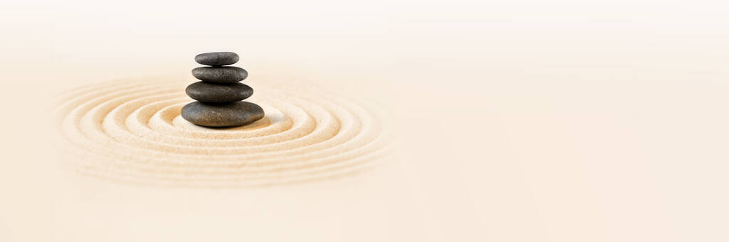 Zwarte stenen stapelen zich op in het zand. Zen Japanse tuin achtergrond scène. Horizontale banner - Foto, afbeelding