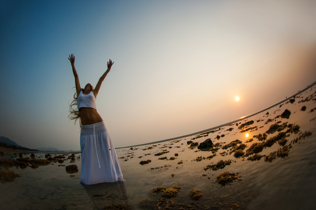 Žena se tančí na pláži při západu slunce - Fotografie, Obrázek