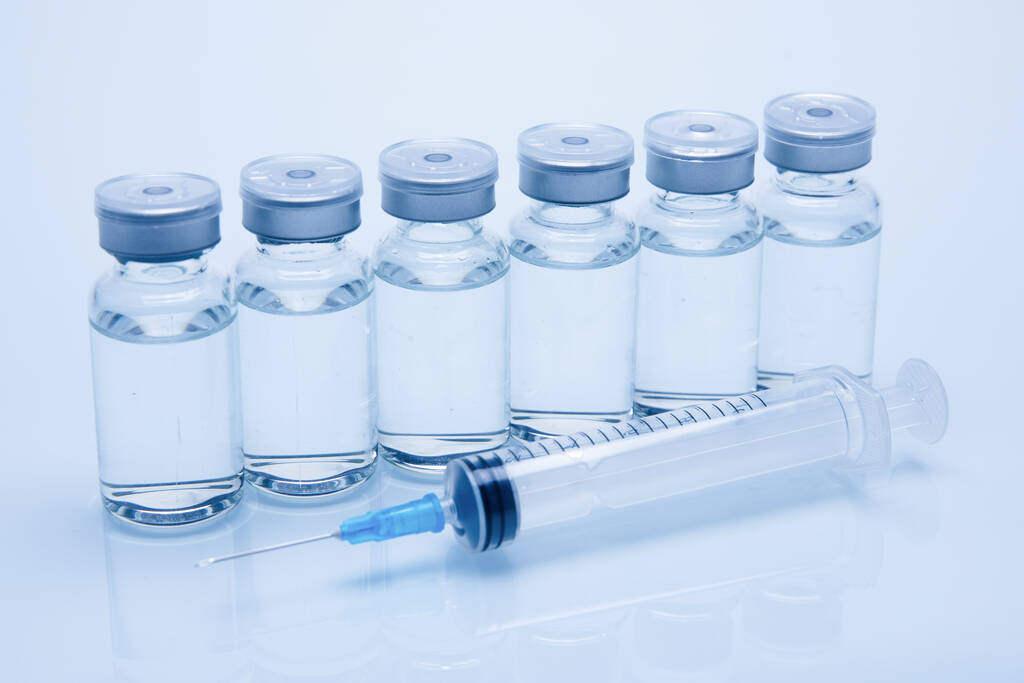 ampolas médicas com líquido azul sobre fundo branco - Foto, Imagem