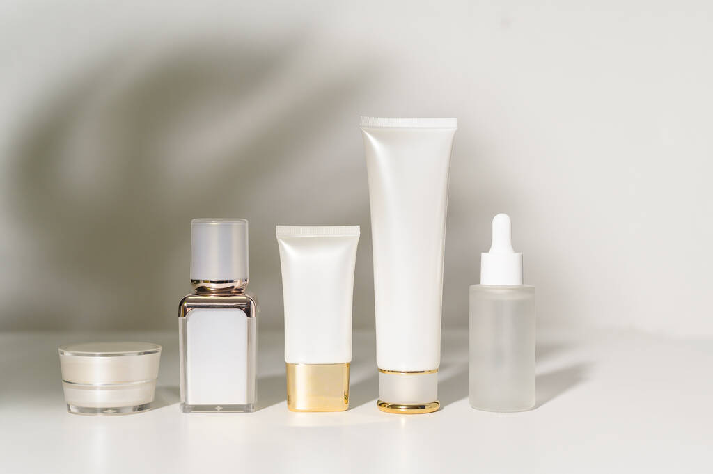 зволожуюча кремова пляшка над білим фоном студії, упаковки та концепції краси скінарію
 - Фото, зображення
