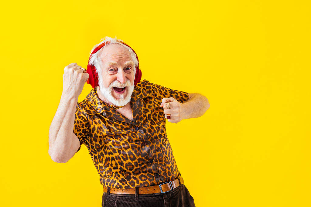 Cool senior férfi divatos ruházati stílus portré színes háttér - Vicces öreg férfi nyugdíjas különc stílusban szórakozás - Fotó, kép