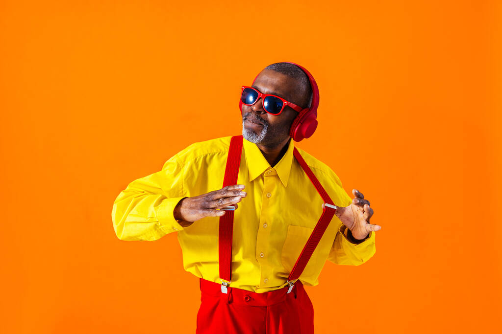 Cool senior man z modnym stylu odzieży portret na kolorowym tle - Funny stary emeryt męski z ekscentrycznym stylu zabawy - Zdjęcie, obraz