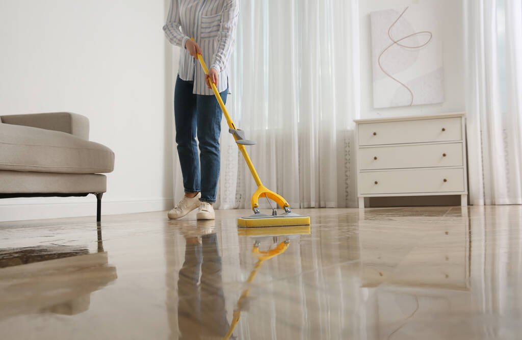 Mujer limpieza suelo de parquet con fregona en el interior, primer plano - Foto, imagen