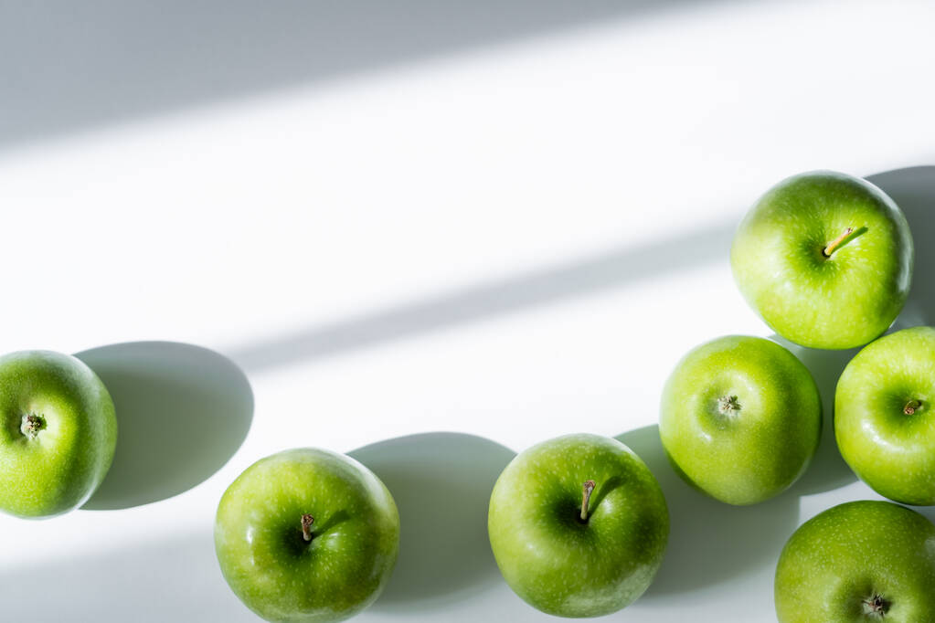 bovenaanzicht van heerlijke en rijpe appels op wit - Foto, afbeelding