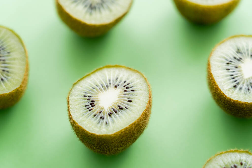 close-up uitzicht op sappige verse kiwi 's op groen - Foto, afbeelding