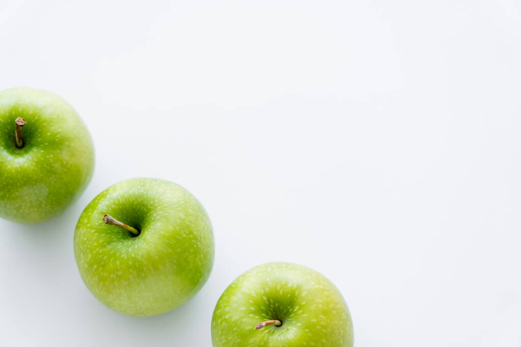 високий кут зору смачних цілих яблук на білому
  - Фото, зображення