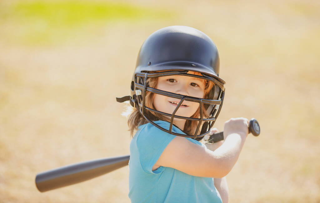 Egy baseballütővel pózoló kisfiú. Egy baseball-játékos gyerek portréja. - Fotó, kép
