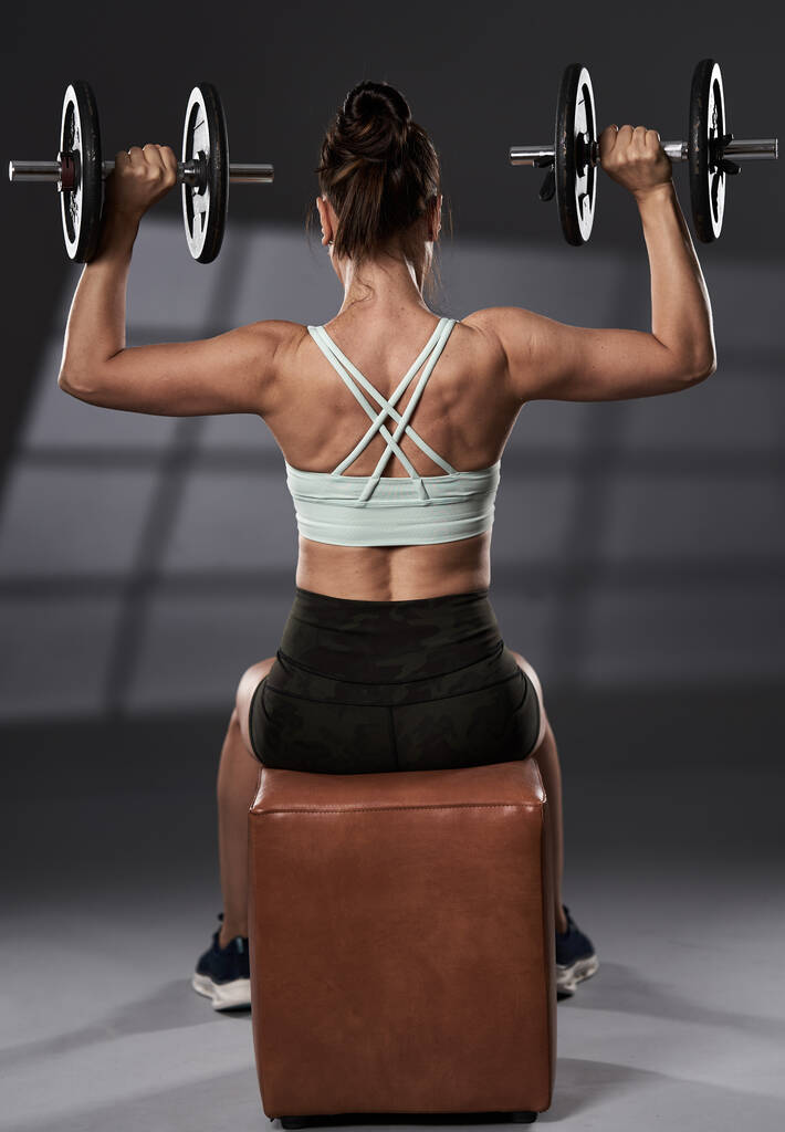 Žena dělá rameno fitness cvičení s činky - Fotografie, Obrázek