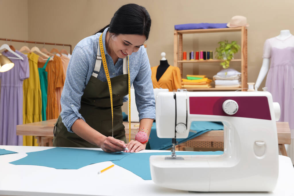 Tkanina znakująca Dressmaker kredą w warsztacie - Zdjęcie, obraz