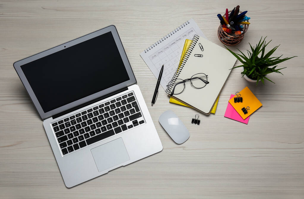Moderner Laptop, Brille und Büropapier auf weißem Holztisch, flach gelegt. Fernstudium - Foto, Bild
