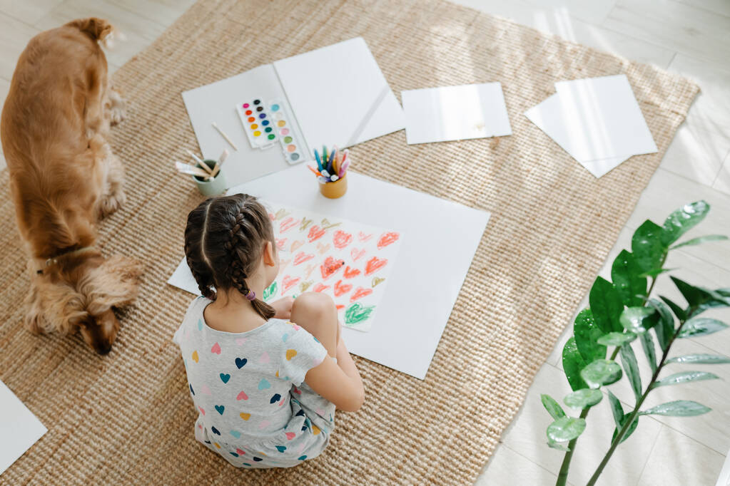 Dítě kreslí srdce na papír. Výtvarná terapie - Fotografie, Obrázek
