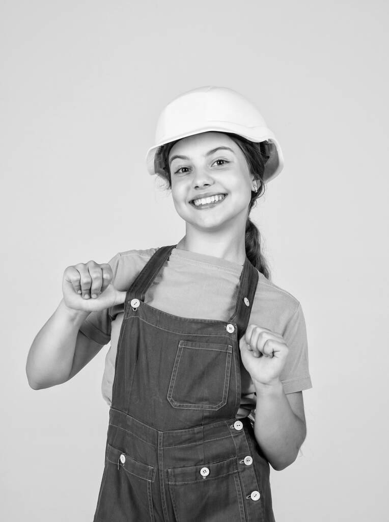 teen girl builder in casco protettivo e uniforme protettiva, carriera futura - Foto, immagini