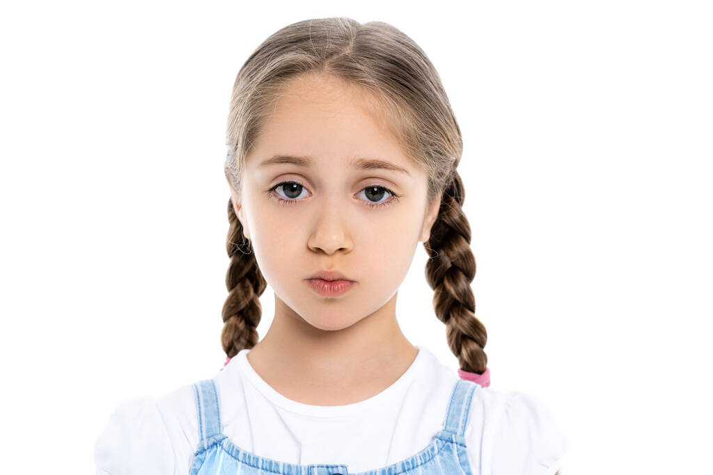triest Oekraïens meisje met vlechten kijken naar camera geïsoleerd op wit - Foto, afbeelding