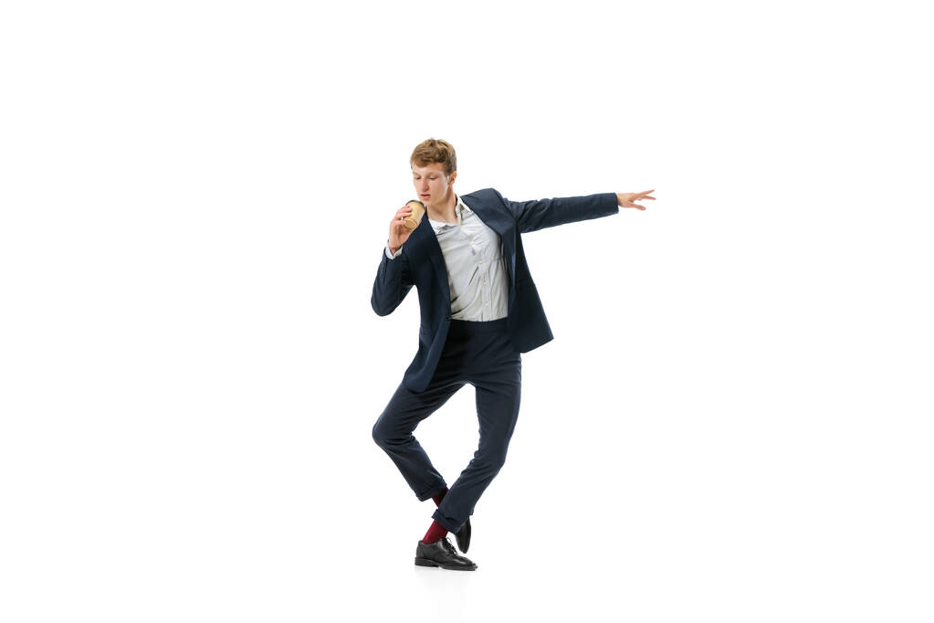 Чоловік в офісному одязі танцює з кавою, щоб піти ізольовано на білому фоні студії. Бізнес, стартап, відкритий простір, концепція натхнення
. - Фото, зображення