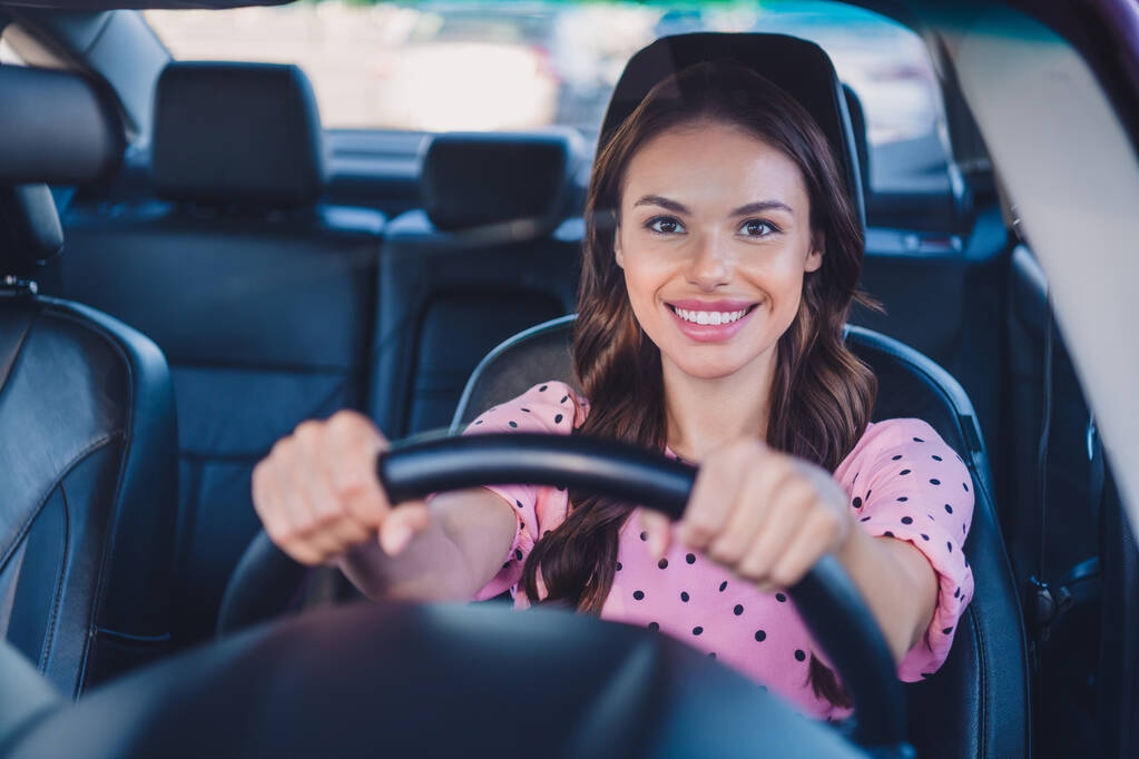 Fénykép a fiatal szép nő lovagolni automobil közlekedési nyaralás karok a kormánykerék közúti sebesség szabadban - Fotó, kép