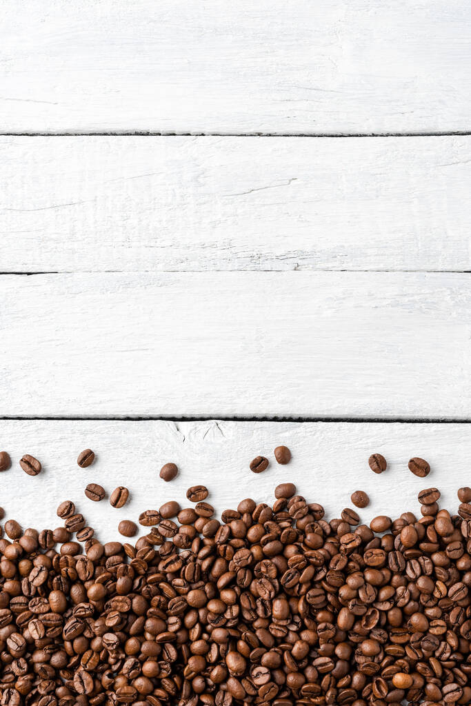 ローストコーヒー豆のオーバーヘッドショットコピースペースと素朴な木製の背景に  - 写真・画像