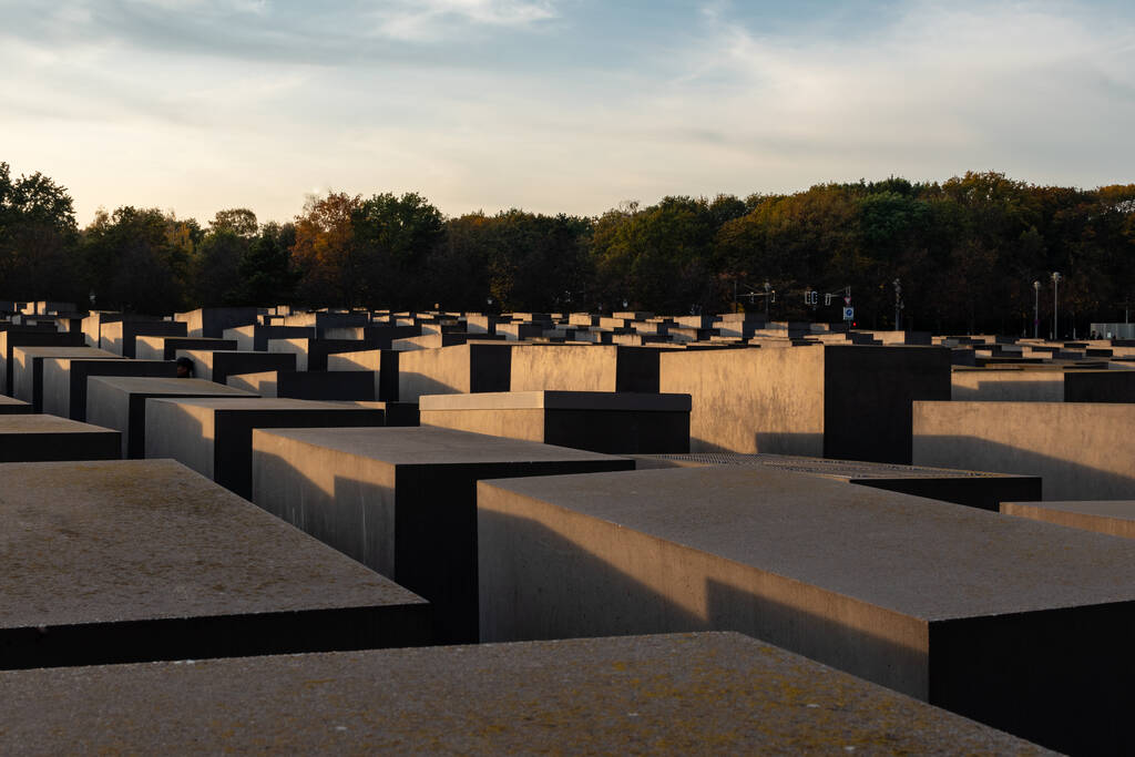 Berlino, Germania. 30 ottobre 2021. Il sole tramonta al Memoriale degli ebrei assassinati d'Europa (Memoriale dell'Olocausto) a Berlino, Germania in autunno - Foto, immagini