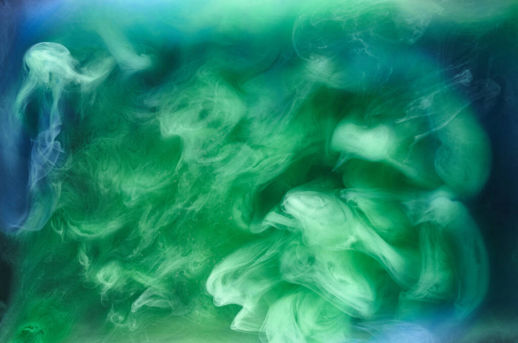 Fumée bleue verte sur fond d'encre noire, brouillard coloré, mer océanique tourbillonnante abstraite, pigment de peinture acrylique sous l'eau - Photo, image
