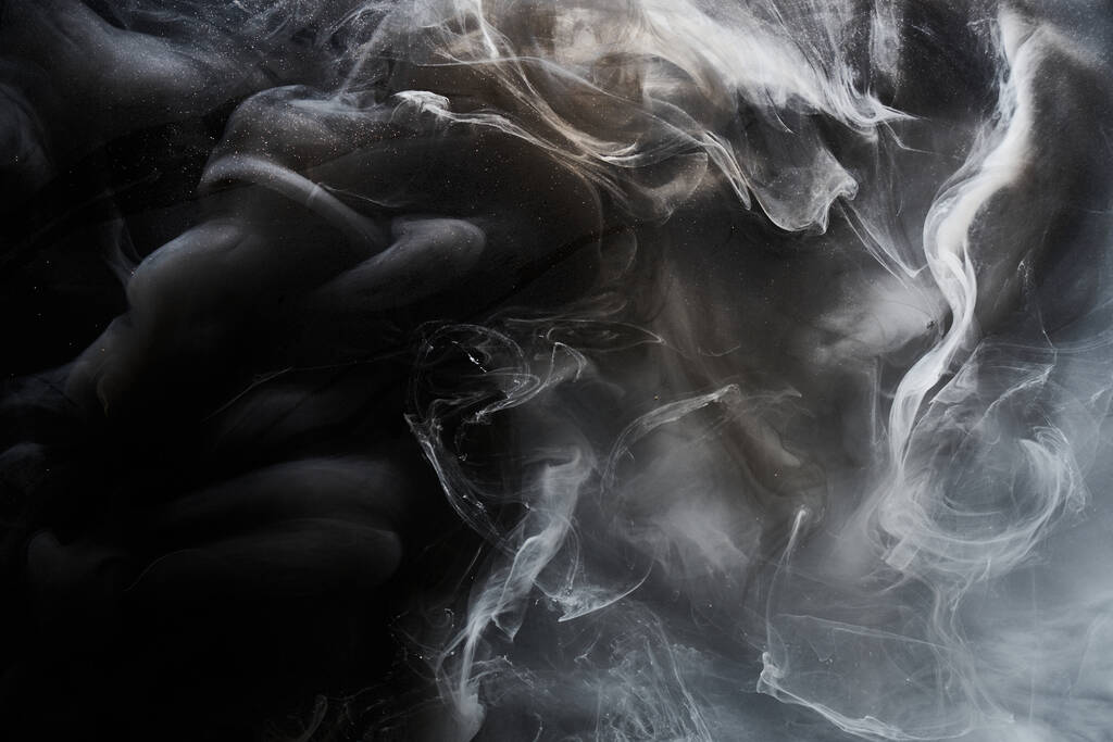 Schwarz-weißer Tuschehintergrund, bunter Nebel, abstrakt wirbelnder Ozean, Acrylfarbstoff unter Wasser, dunkler Rauch - Foto, Bild