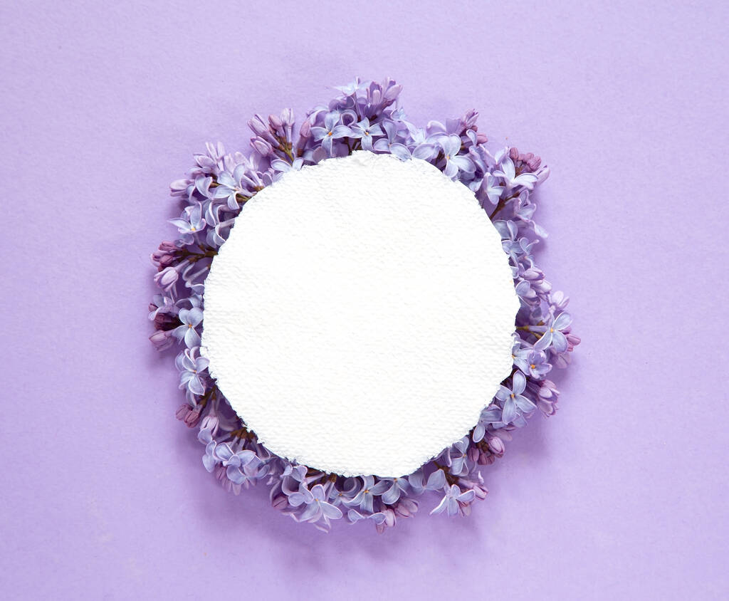 Flores de primavera con una nota de papel blanco artesanal - Foto, imagen
