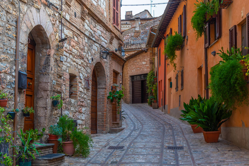 Calle estrecha en el casco antiguo de Spello en Italia. - Foto, imagen