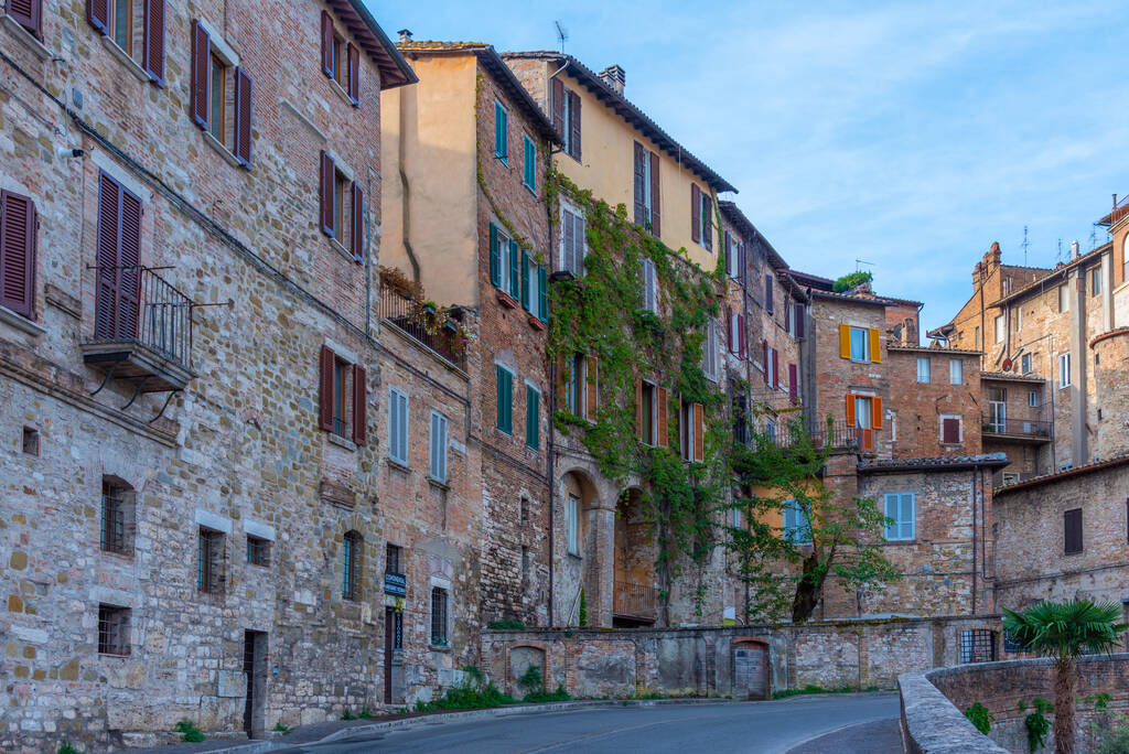 Kolorowe fasady starych domów w Perugia, Włochy. - Zdjęcie, obraz