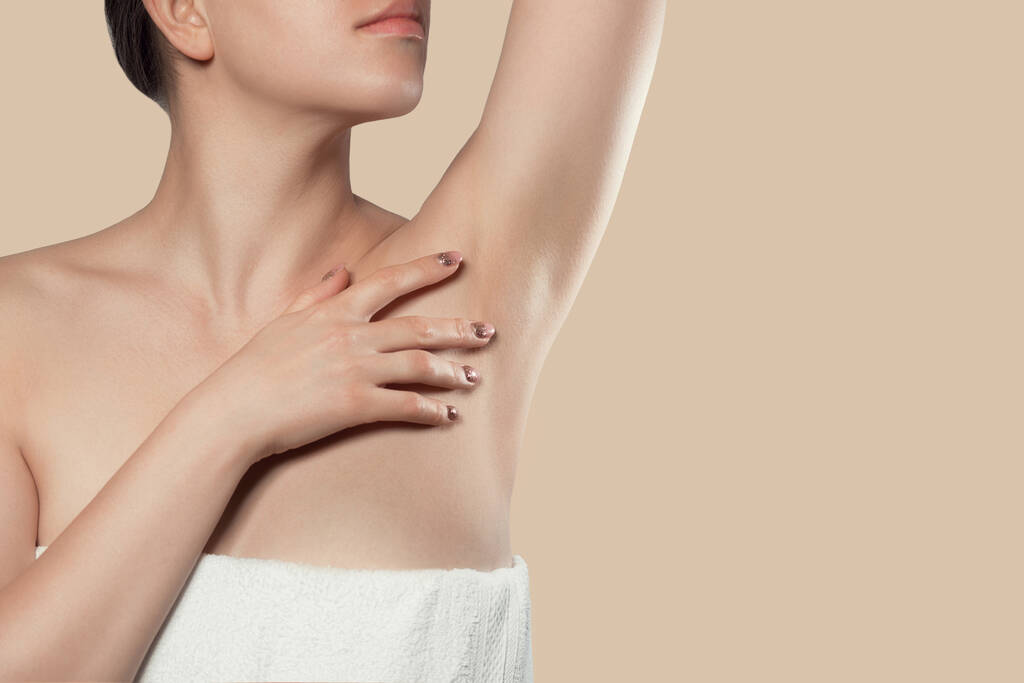 Armpit epilation, lacer hair removal. Young woman holding her arms up and showing clean underarms, depilati on smooth clear skin .Beauty portrait. Skin care.  - Photo, Image
