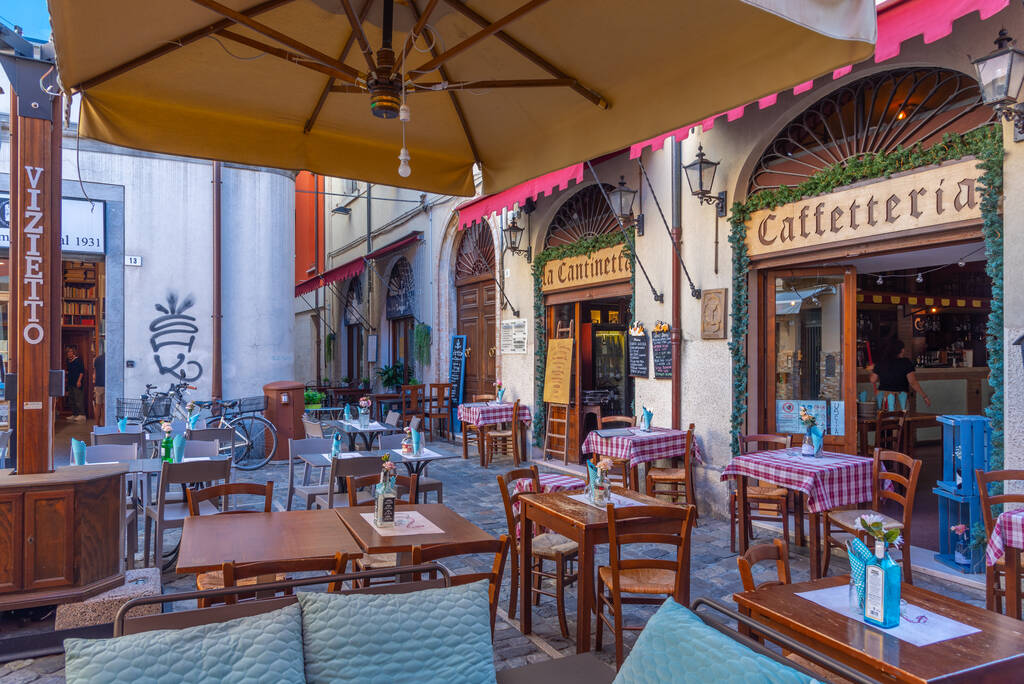 İtalyan şehri Rini 'deki restoranlar.. - Fotoğraf, Görsel
