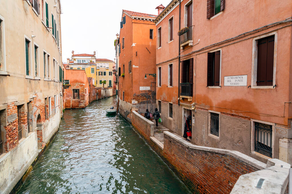 Венеция, Италия - 2 апреля 2022 года: Красивые каналы и традиционные венецианские здания в Венеции, Венеция, Северо-Восточная Италия. - Фото, изображение