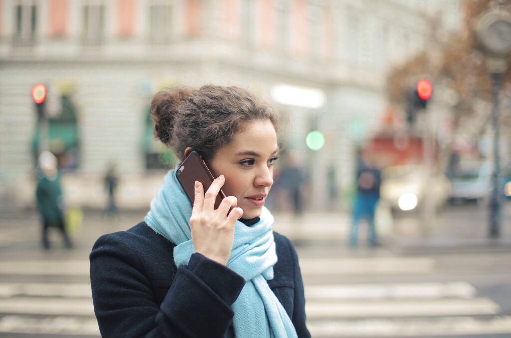 портрет молодої жінки по телефону на вулиці
 - Фото, зображення