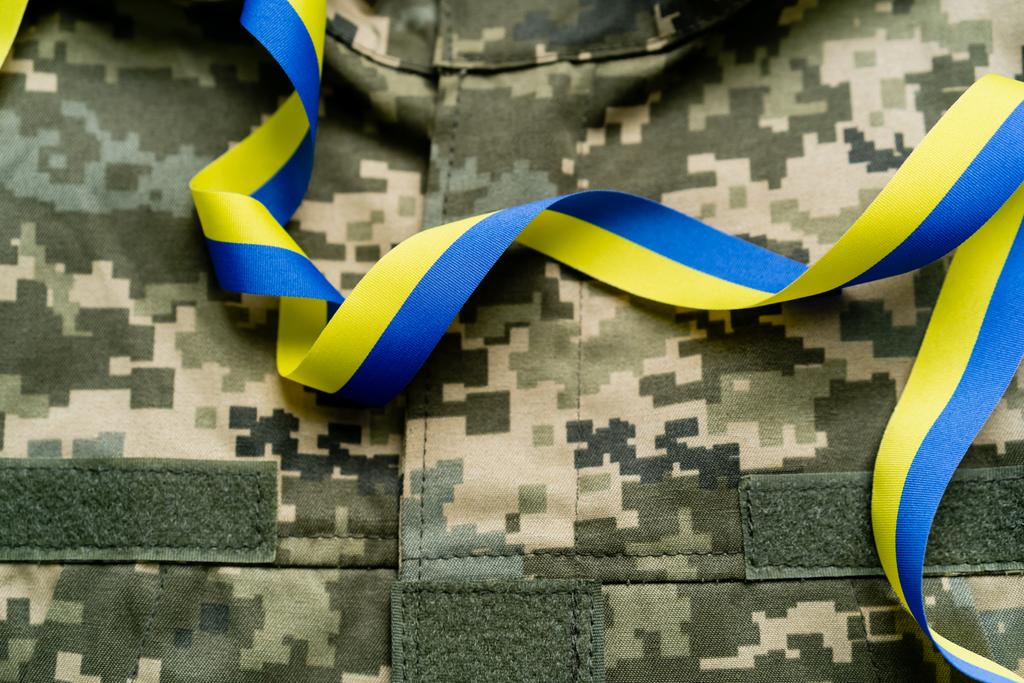 Vista superior da fita azul e amarela em uniforme militar - Foto, Imagem