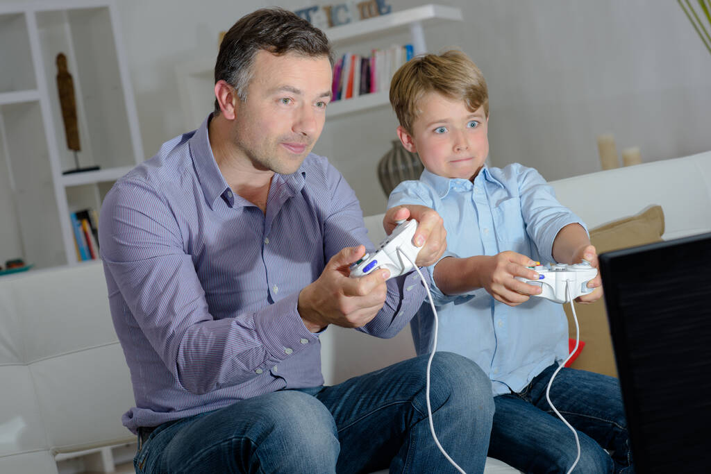 dad with his son playing video games - 写真・画像